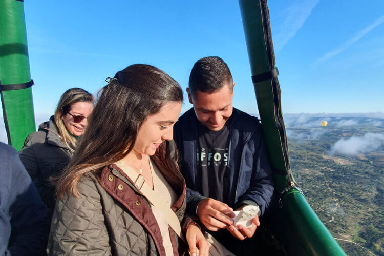 huwelijks aanzoek in luchtballon van ad ballon boven portugal