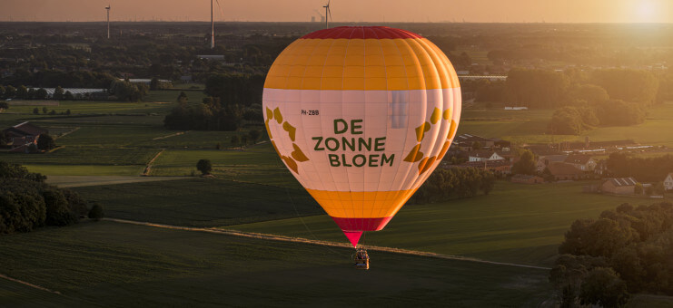 Te land ter zee en in de lucht Zonnebloem doopt nieuwe luchtballon