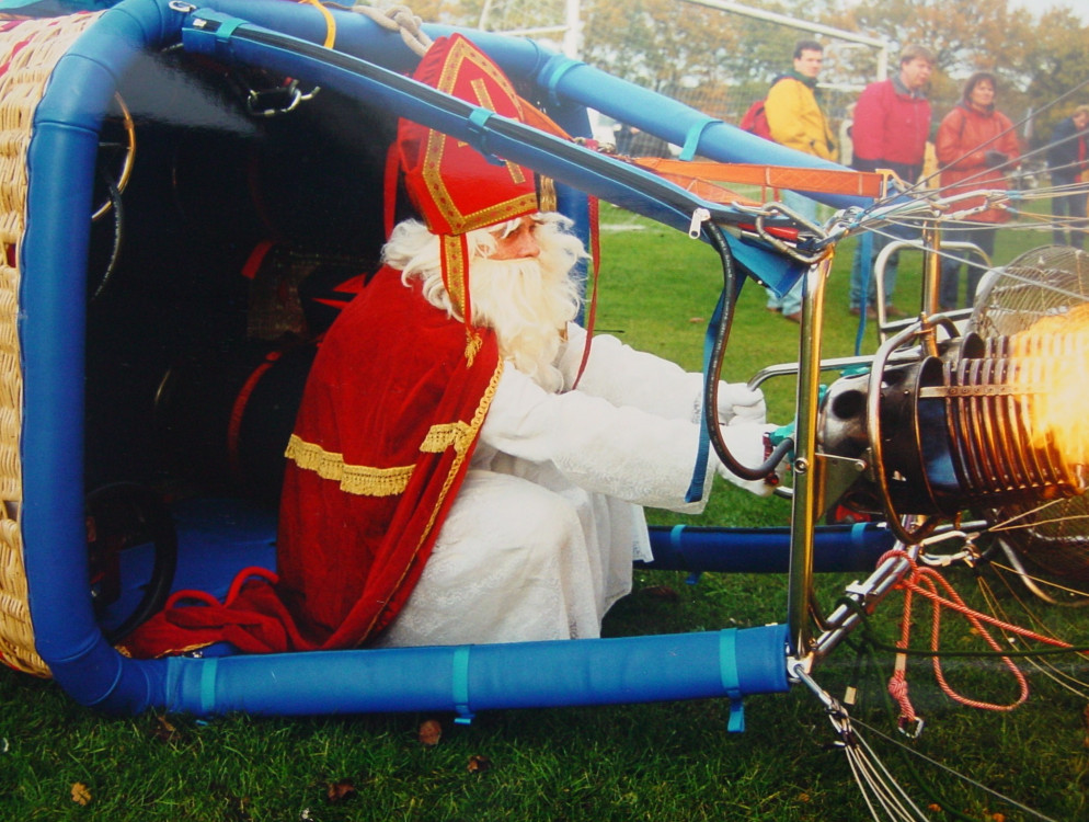 sinterklaas vaart een luchtballon van ad ballon