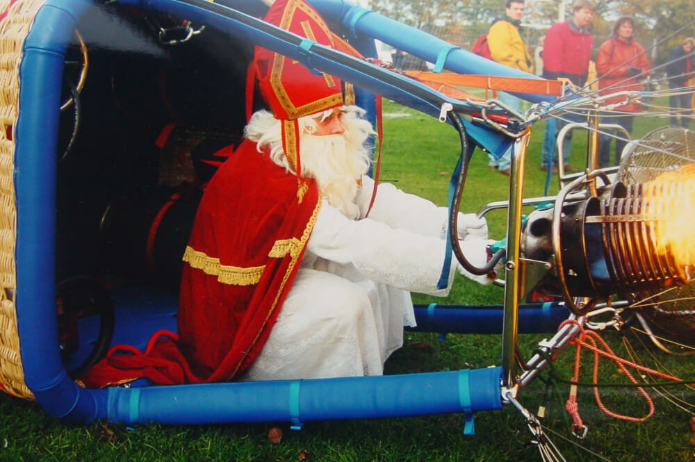 sinterklaas vaart een luchtballon van ad ballon