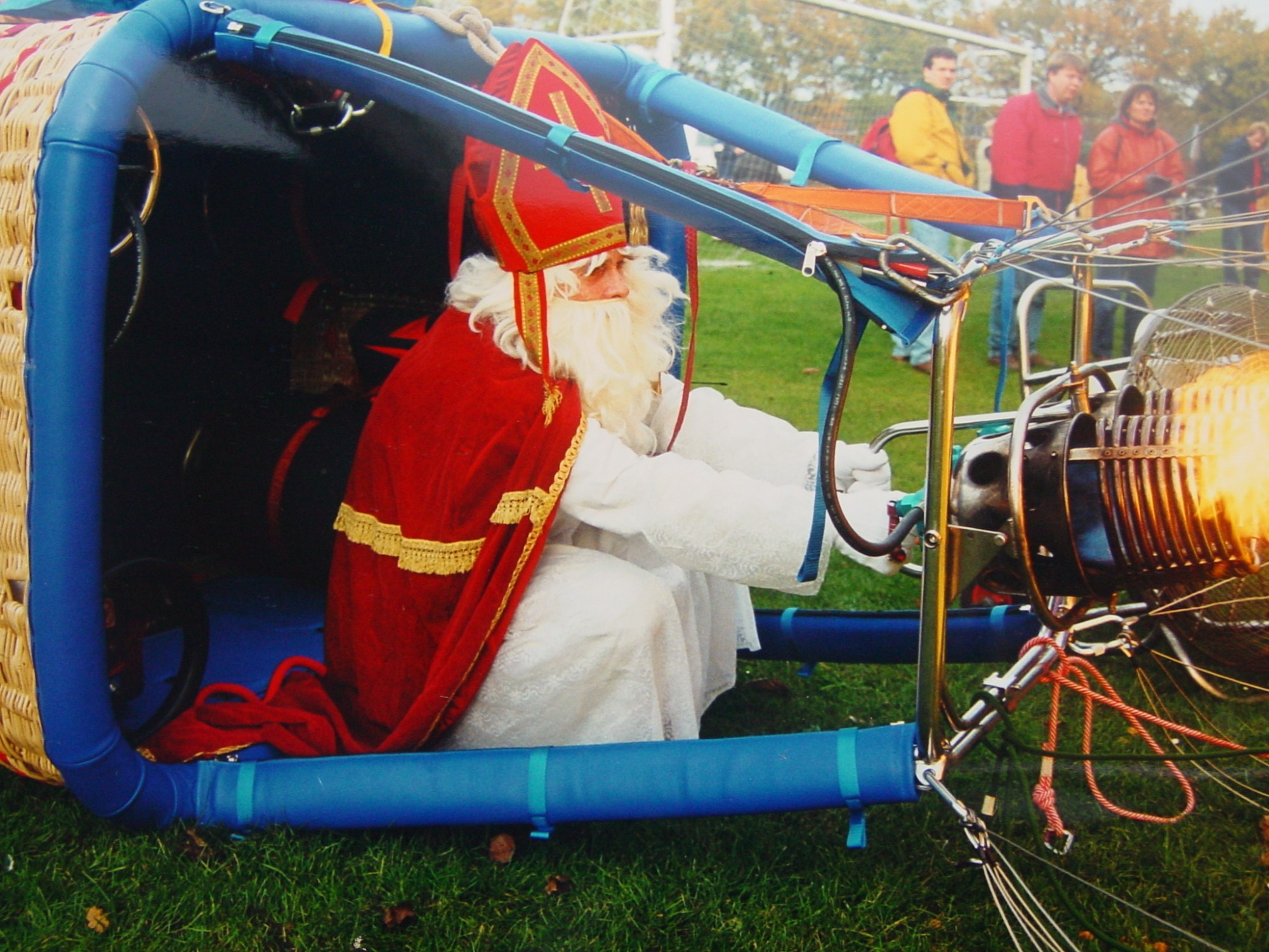sinterklaas vaart een luchtballon van ad ballon