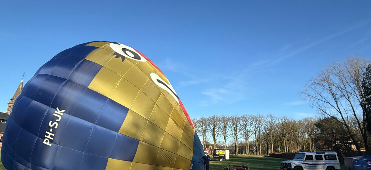Een heerlijk internationaal lentevaart om het seizoen stijlvol af te trappen 