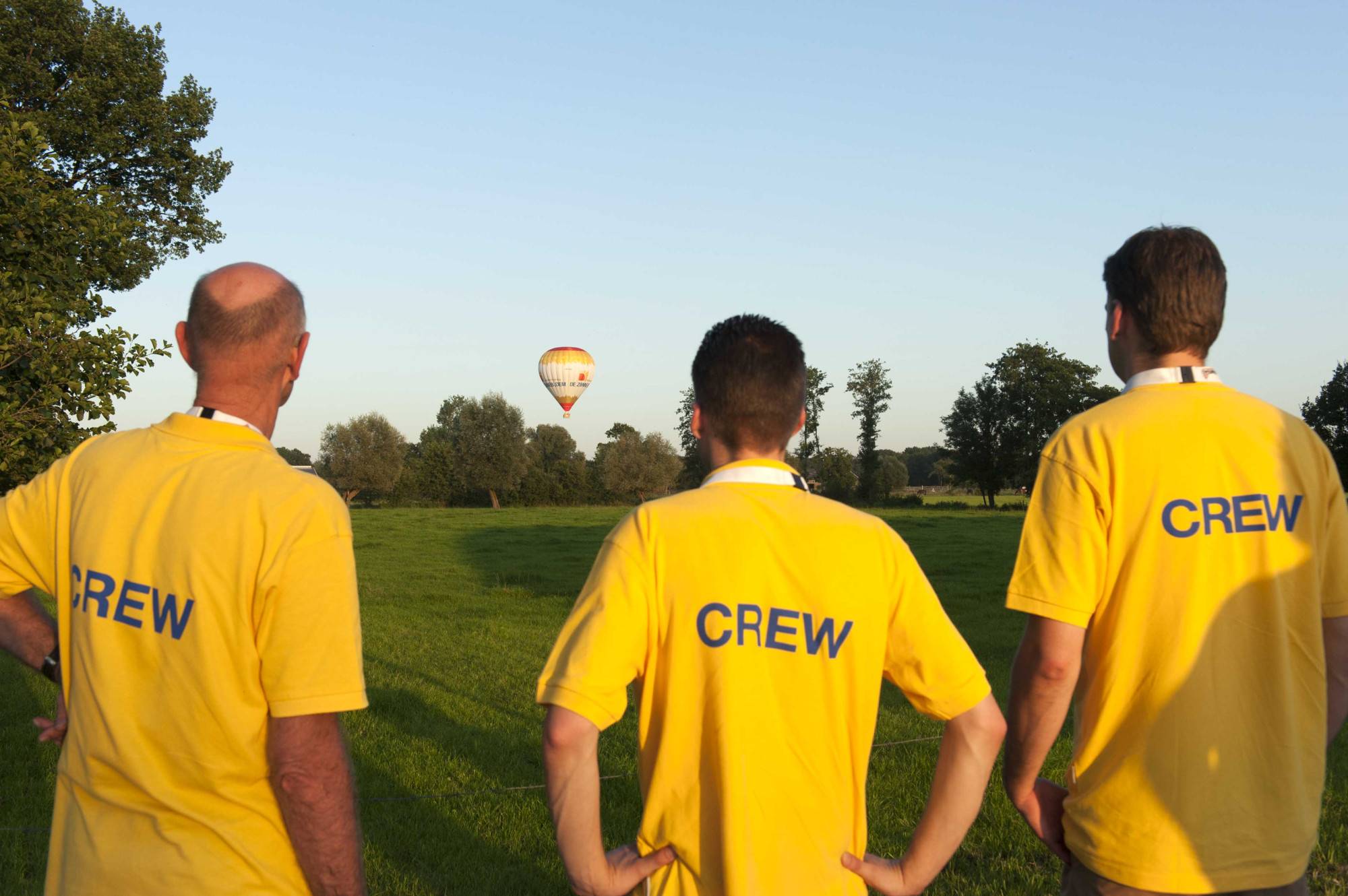 crew kijkt nr zonneblmballon